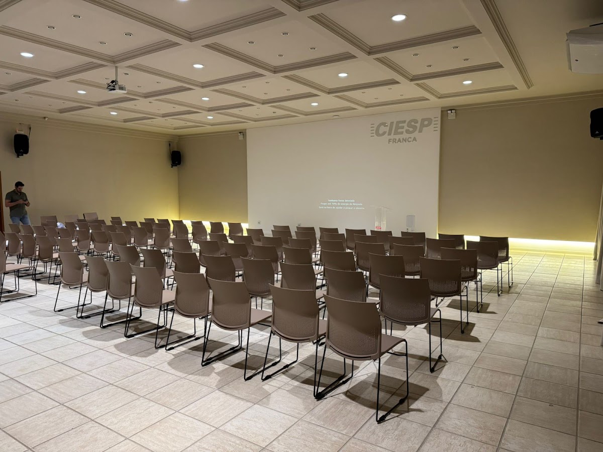 CIESP Franca — auditório em perspectiva com projeção e teto trabalhado · ECOARTT