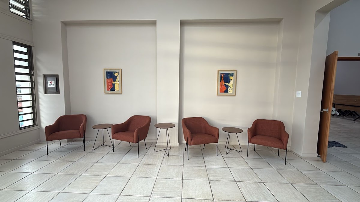 CIESP Franca — área de espera com poltronas terracota e arte integrada · ECOARTT