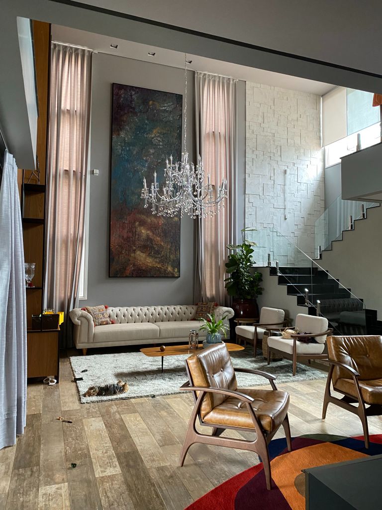 Projeto Pereira — sala de estar pé-direito duplo · ECOARTT