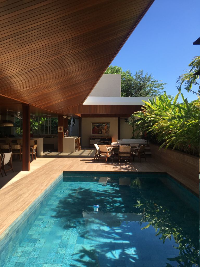 Casa Taha — área de lazer com piscina e jardim vertical · ECOARTT