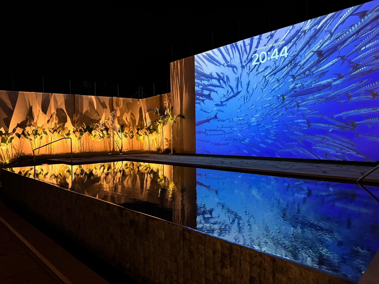 Residência Tavares — piscina noturna com painel LED subaquático · ECOARTT